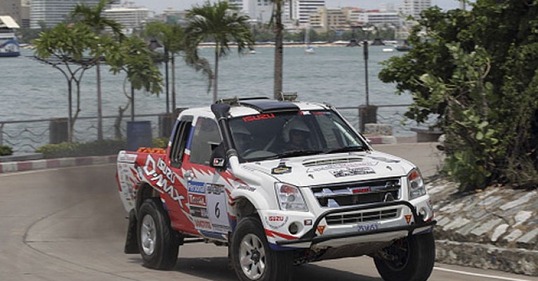 Isuzu D-MAx (von Xtreme gesponsert) wird 2ter bei dem Asian Cross Country Rallye